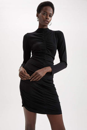 Robe Moulante à Plissage Dynamique