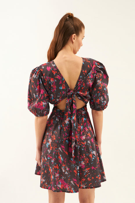 Robe Courte à Manches Bouffantes