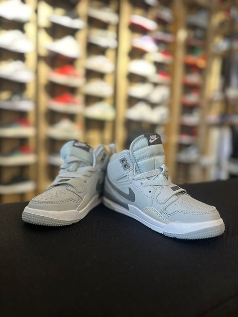 Baskets Air Jordan Legacy 312 Gris.