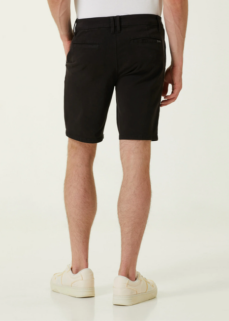 Short Urbain Noir Intemporel