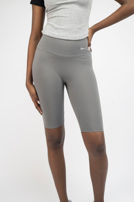 Cycliste de sport Nike pour femme.