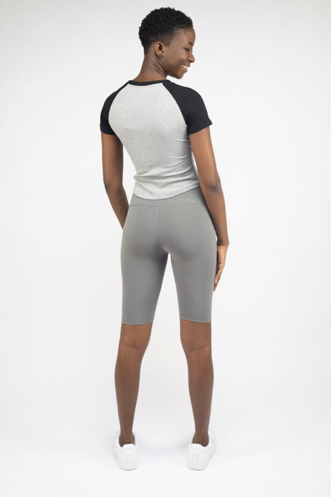 Cycliste de sport Nike pour femme.