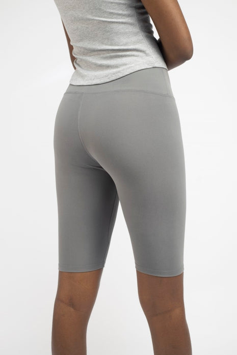 Cycliste de sport Nike pour femme.