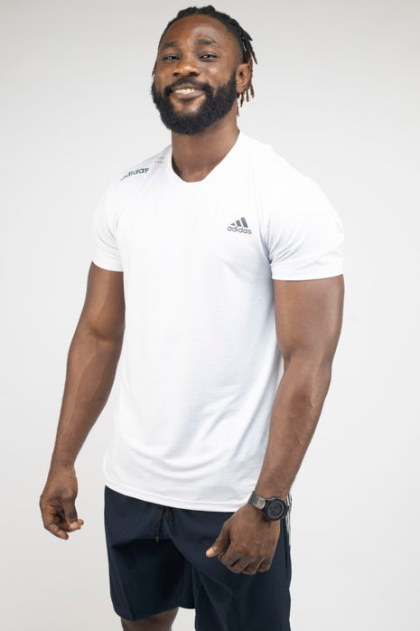 T-shirt Adidas élégant pour Homme.