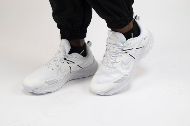 Basket Nike blanc pour homme.