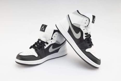 Baskets Air Jordan 1 Mid Blanc et Noir.