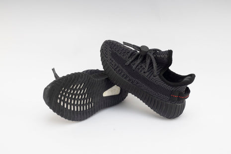 Baskets Adidas Yeezy Boost 350 pour enfant noir.