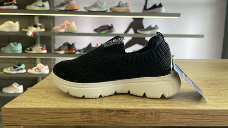 Baskets pour sport SKECHERS Noir enfant.