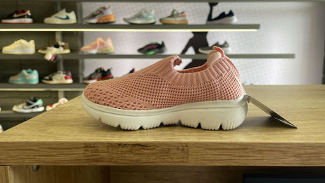 Baskets pour sport SKECHERS ROSE enfant.