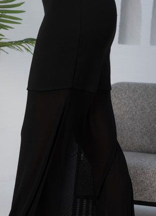 Robe Noire Asymétrique avec Voile Transparent