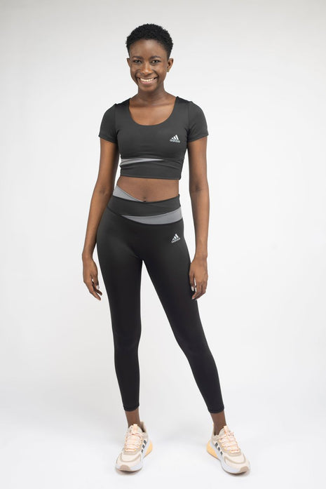 Ensemble Adidas de sport legging et Top de Fitness.