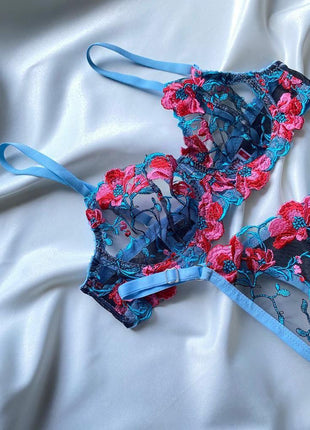 Ensemble de Lingerie en Dentelle Noire et Broderie Fleurie Bleu et Rouge