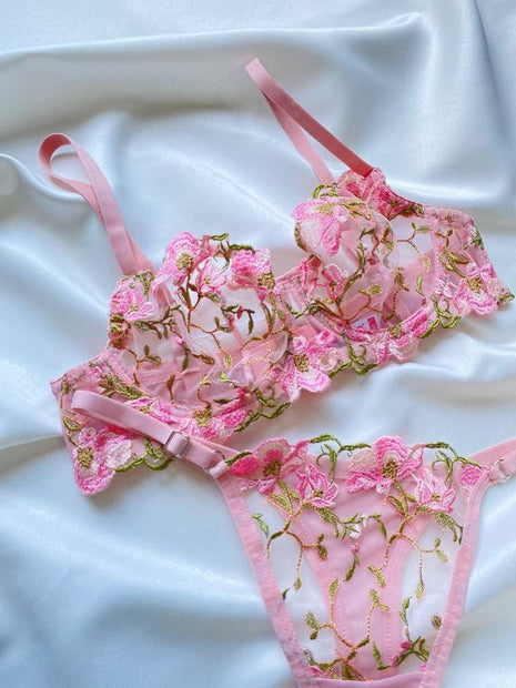 Ensemble de Lingerie en Dentelle Rose Brodée de Fleurs