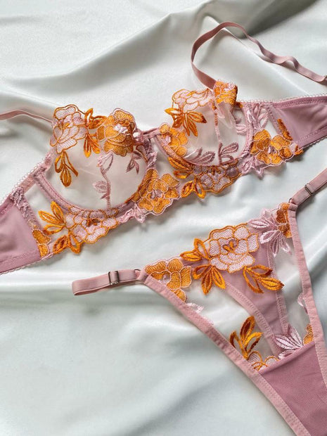 Ensemble de Lingerie Rose en Dentelle avec Broderie Florale Orange