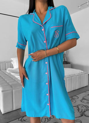 Chemise de Nuit en Satin Bleu avec Finitions Roses