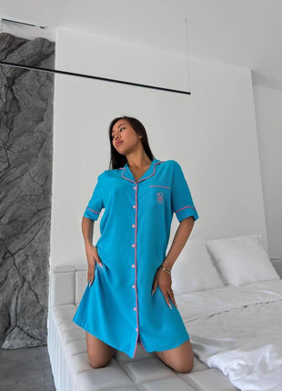 Chemise de Nuit en Satin Bleu avec Finitions Roses