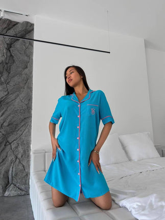 Chemise de Nuit en Satin Bleu avec Finitions Roses