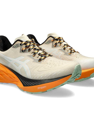 Baskets Asics Novablast 4 TR beiges.