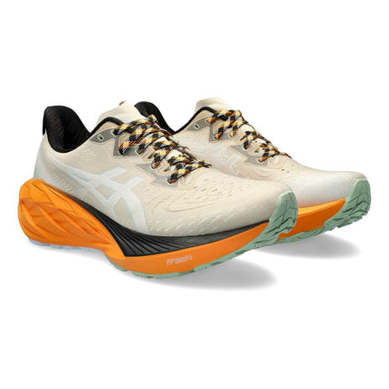 Baskets Asics Novablast 4 TR beiges.