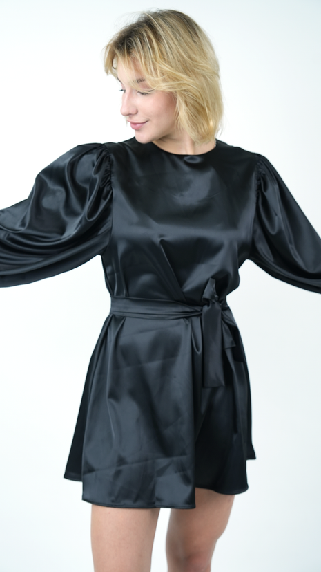 Robe Noire Évasée à Manches Bouffantes