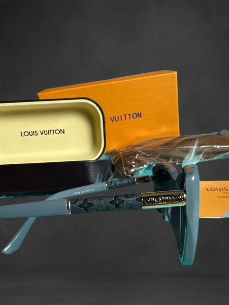 Lunettes de soleil gris Louis vuitton chic et élégant pour femme.